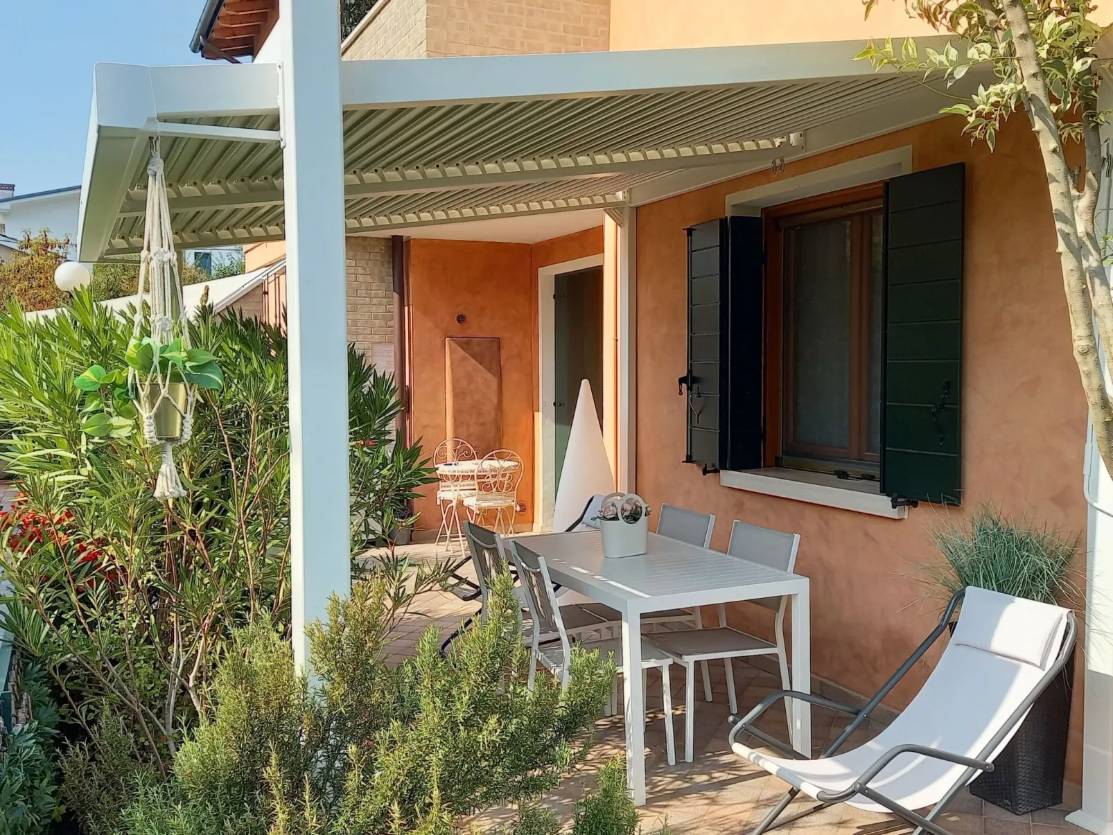 Stilvoller und gemütlicher Mini mit Garage-Buiten