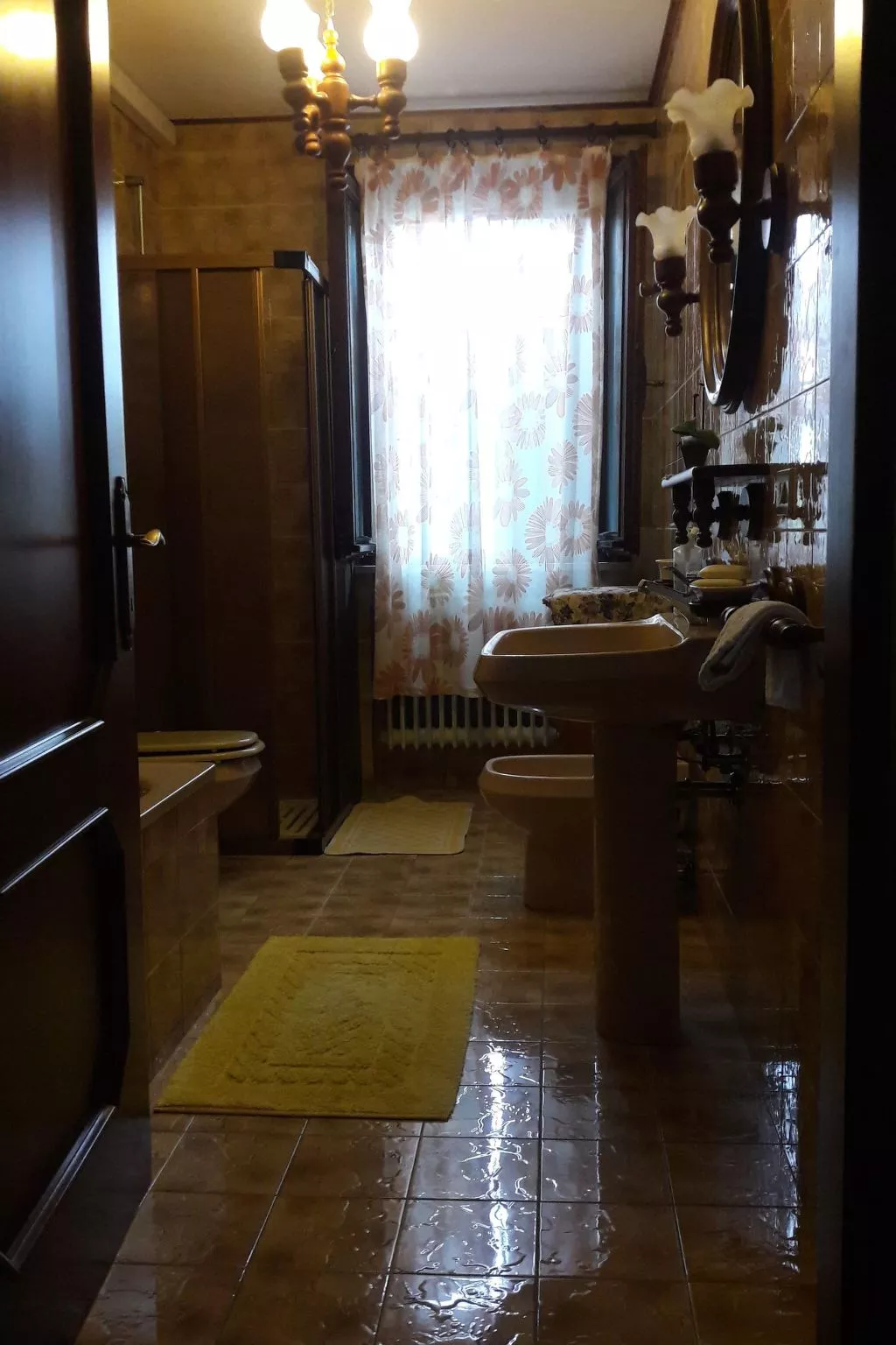 Auf einem ummauerten Grundstück-Binnen