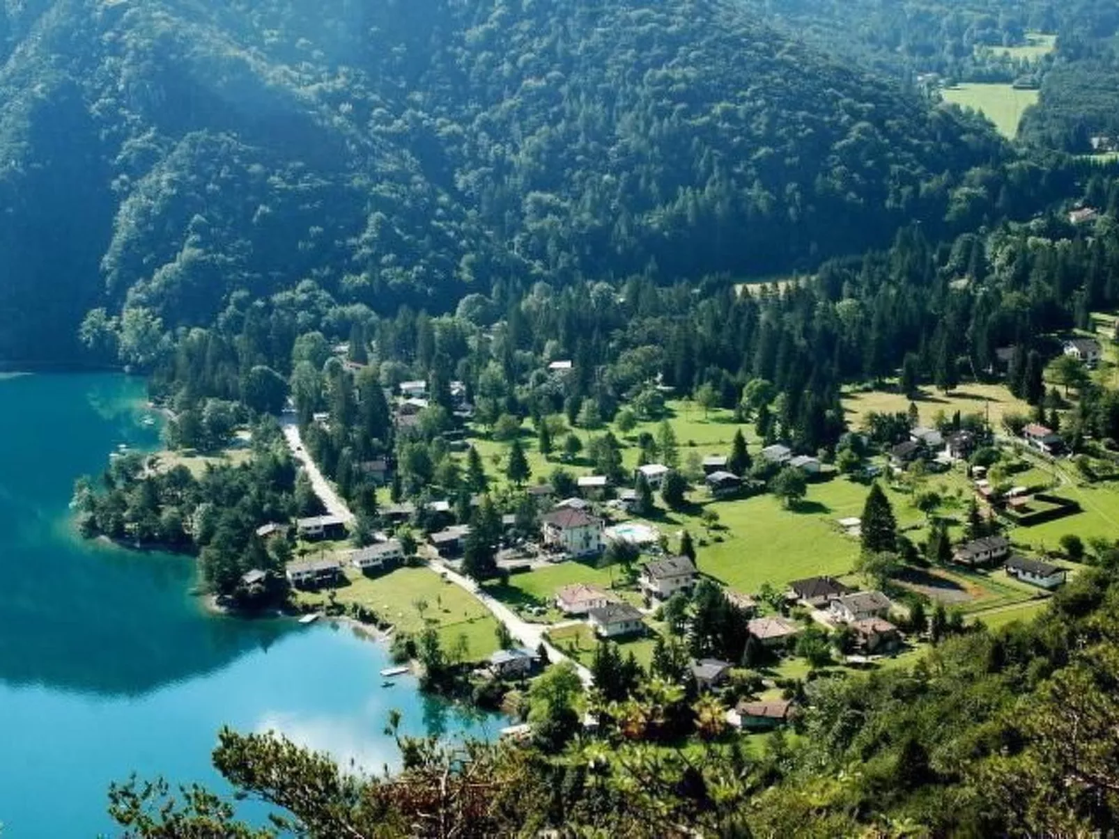 Freistehendes Haus mit Veranda mit Seeblick