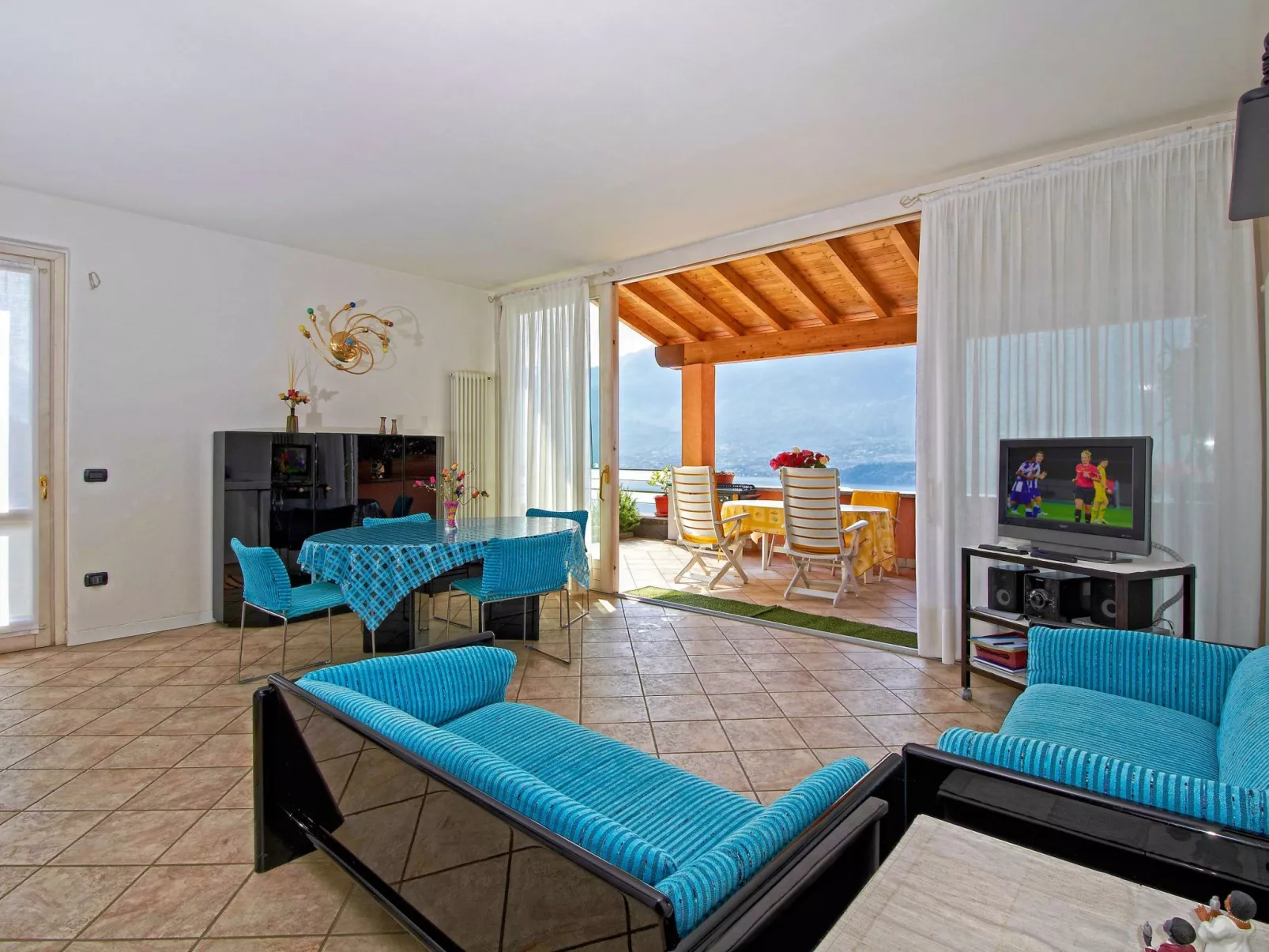 Türkisfarbenes Haus mit fantastischer Aussicht