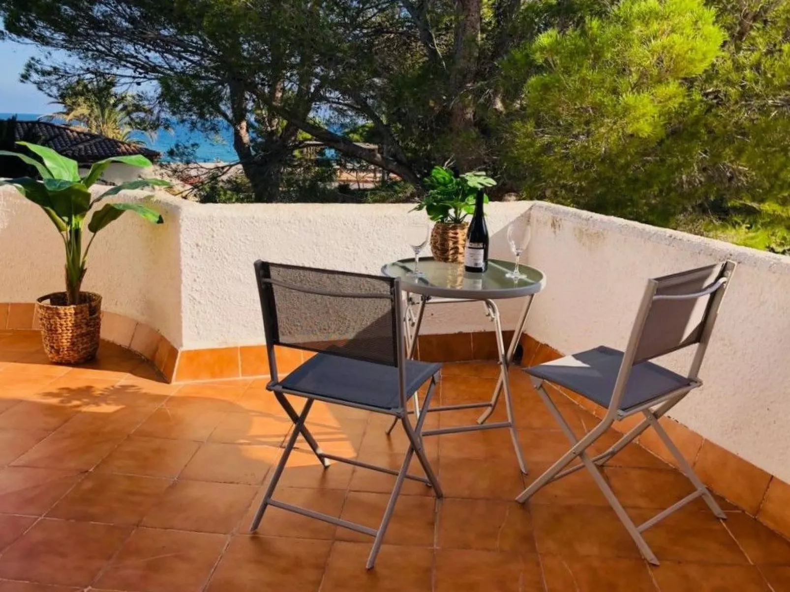 Villa mit einem Nebengebäude auf weitläufigem Garten in Strandnähe-Image-tags.info