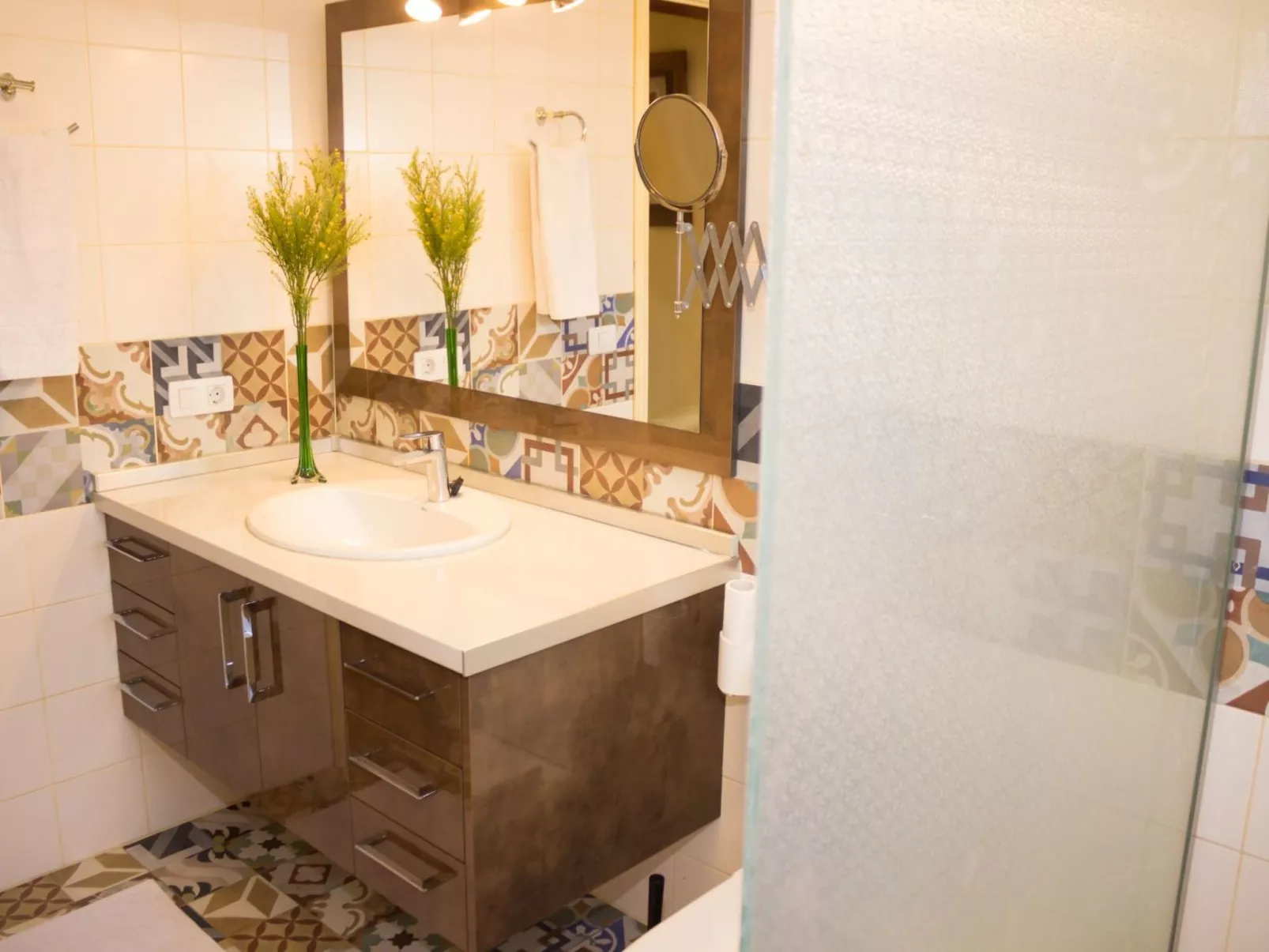 Geräumiges Haus mit exklusivem Schwimmbad und Solarium.