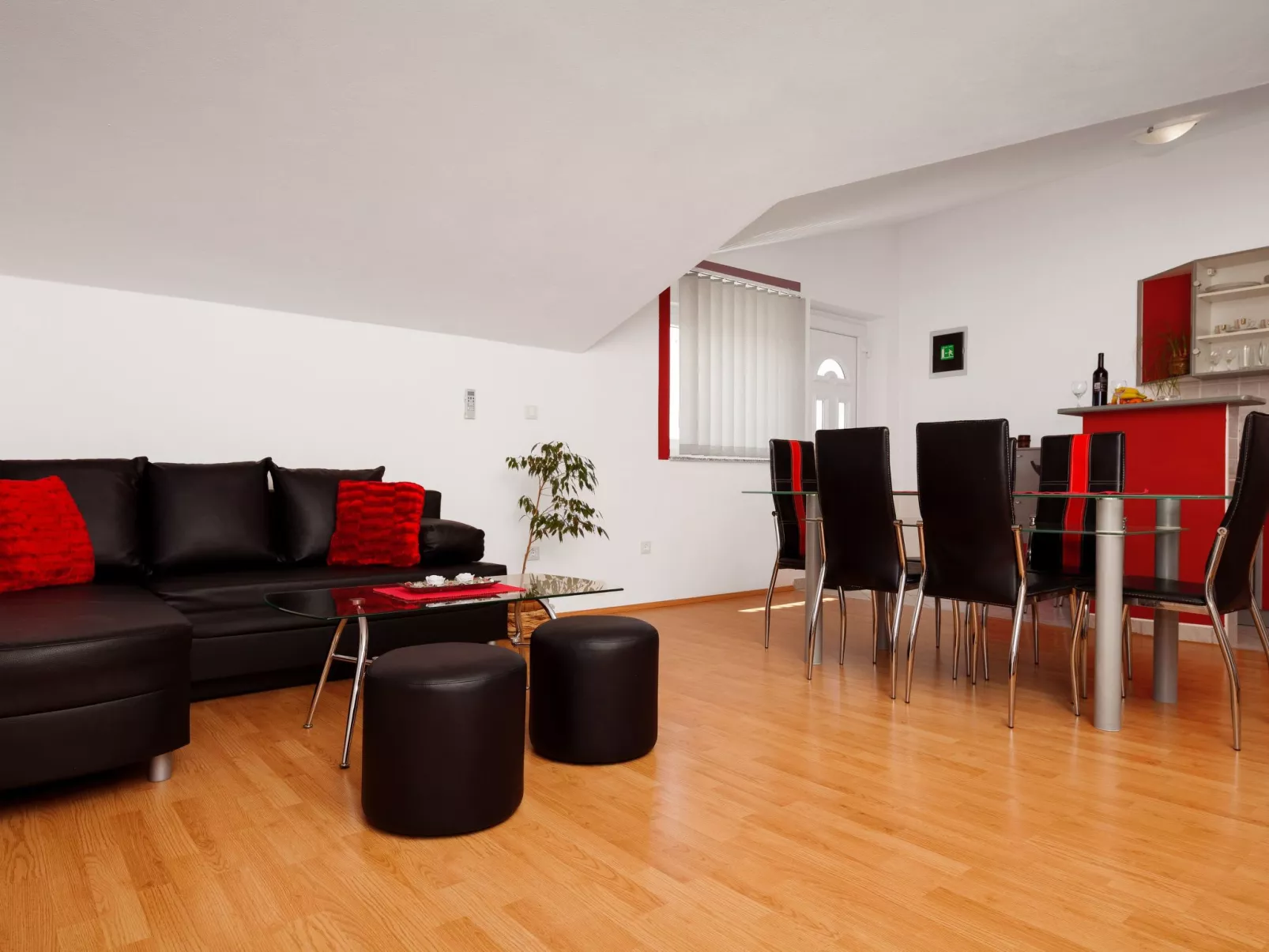 Ema Red mit Jacuzzi-Binnen