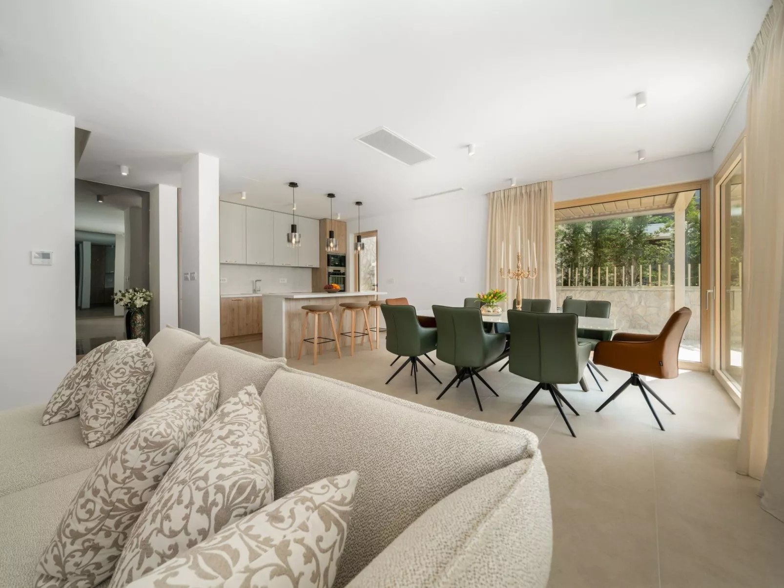 Neue Villa Adore-Binnen