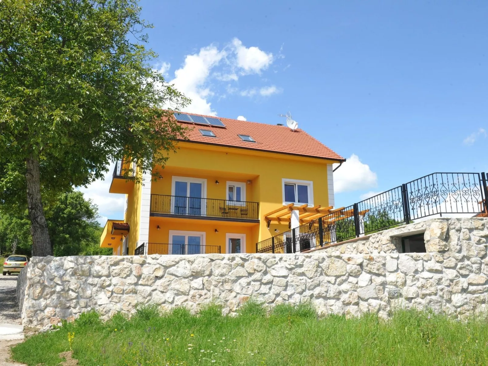 Alleinstehendes Ferienhaus mit Swimmingpool-Binnen