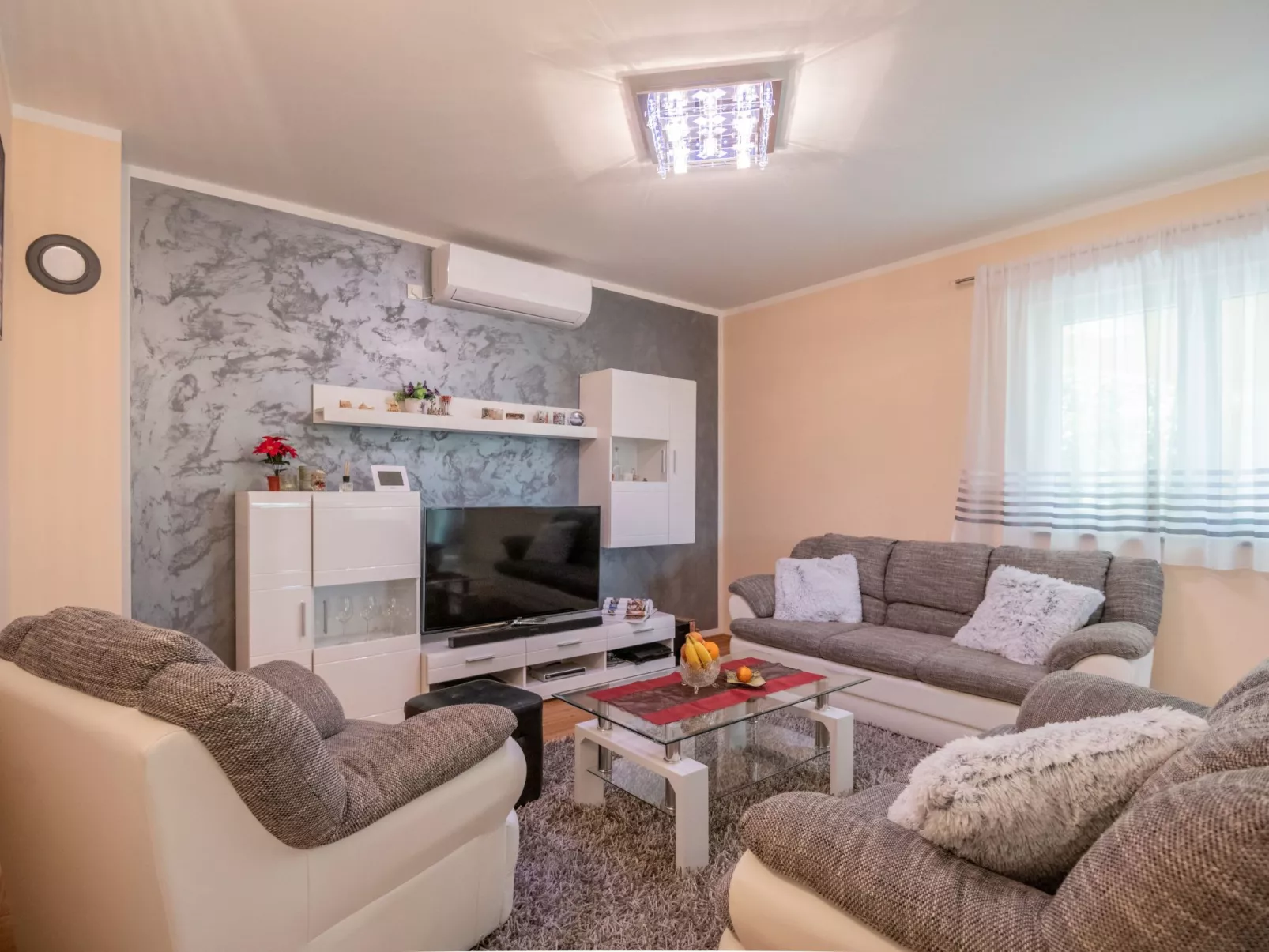 Villa "Mile" mit beheiztem Pool, Grill und Terrasse-Binnen