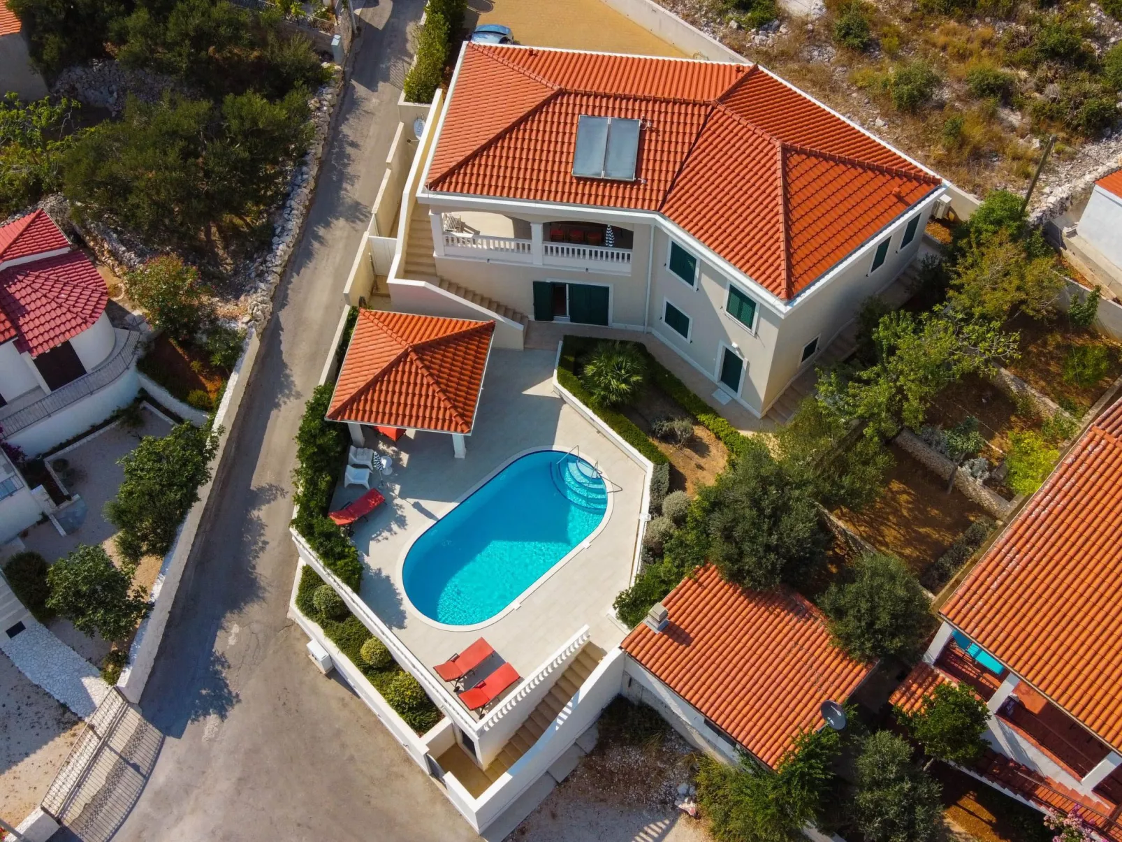 Luxuriöses Ferienhaus mit Pool direkt am Meer-Buiten