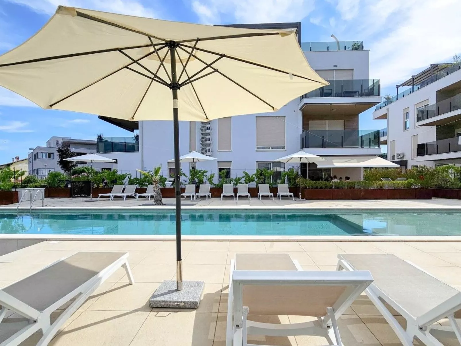 "Grüne Oase" mit Terrasse-Buiten