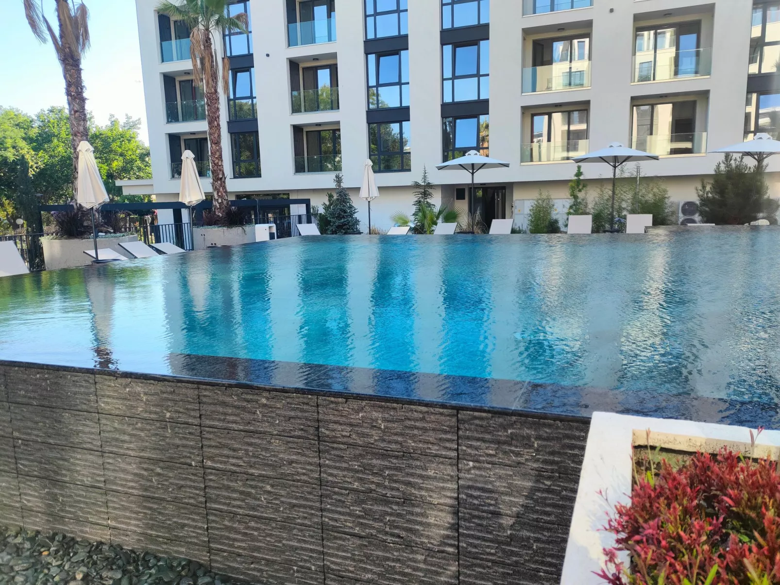 Studio "Allure Varna" mit Infinity-Pool-Buiten