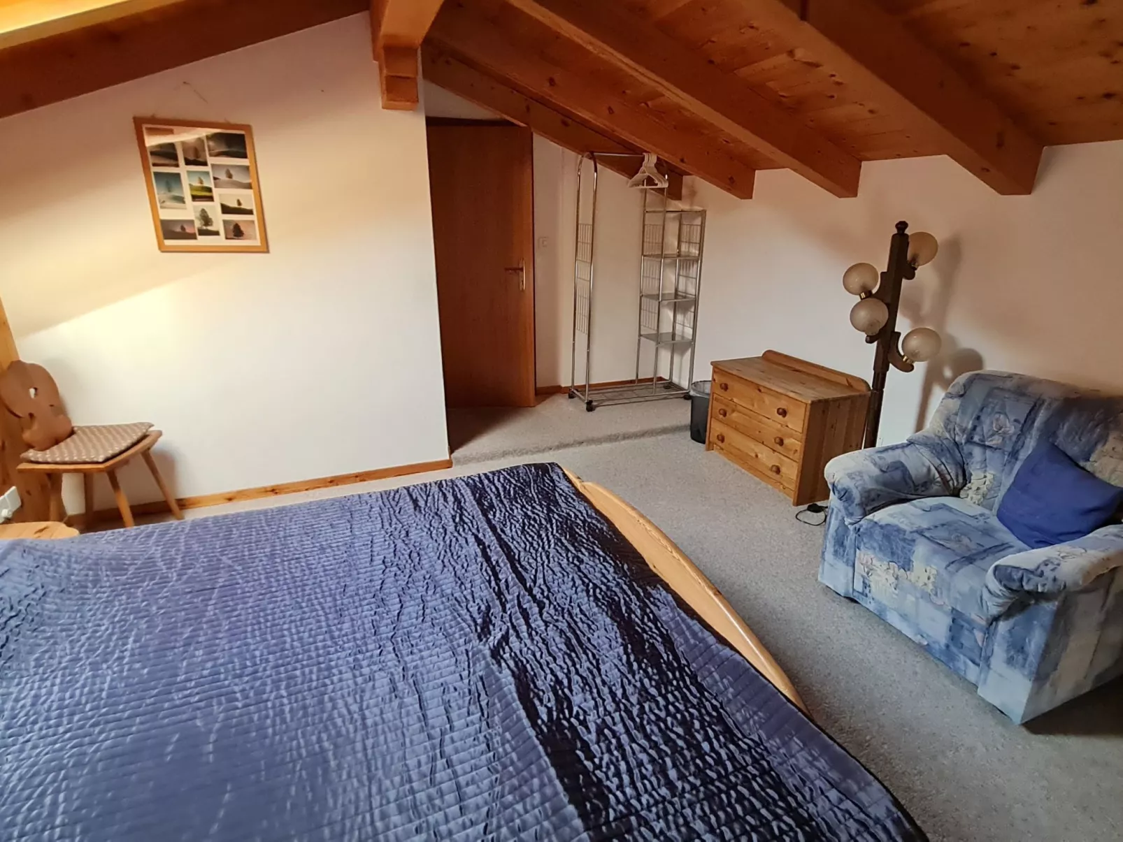 Chalet Haus (bei Einfahrt grosser Nussbaum )-Binnen