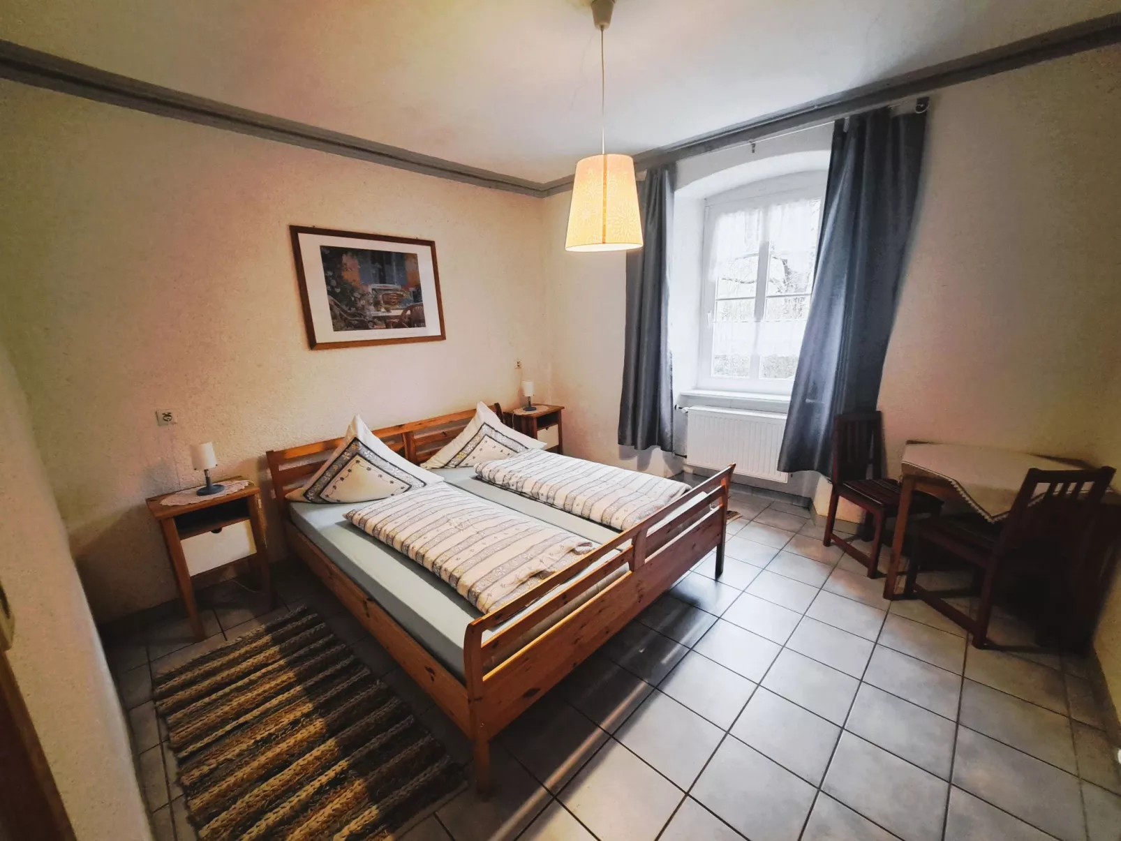 Mit Garten und Parkplatz-Binnen