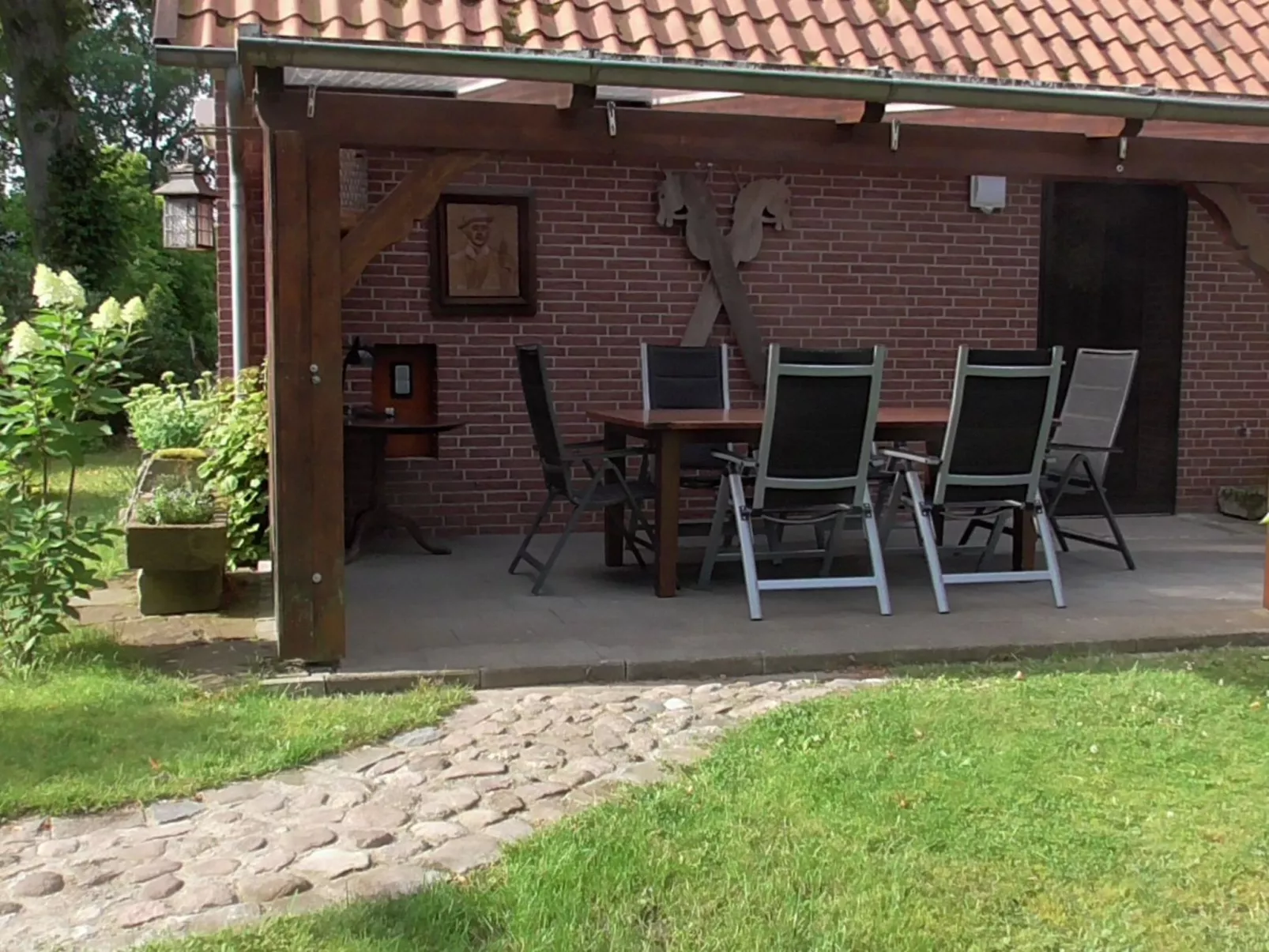 Mit überdachter Terrasse und Carport-Binnen