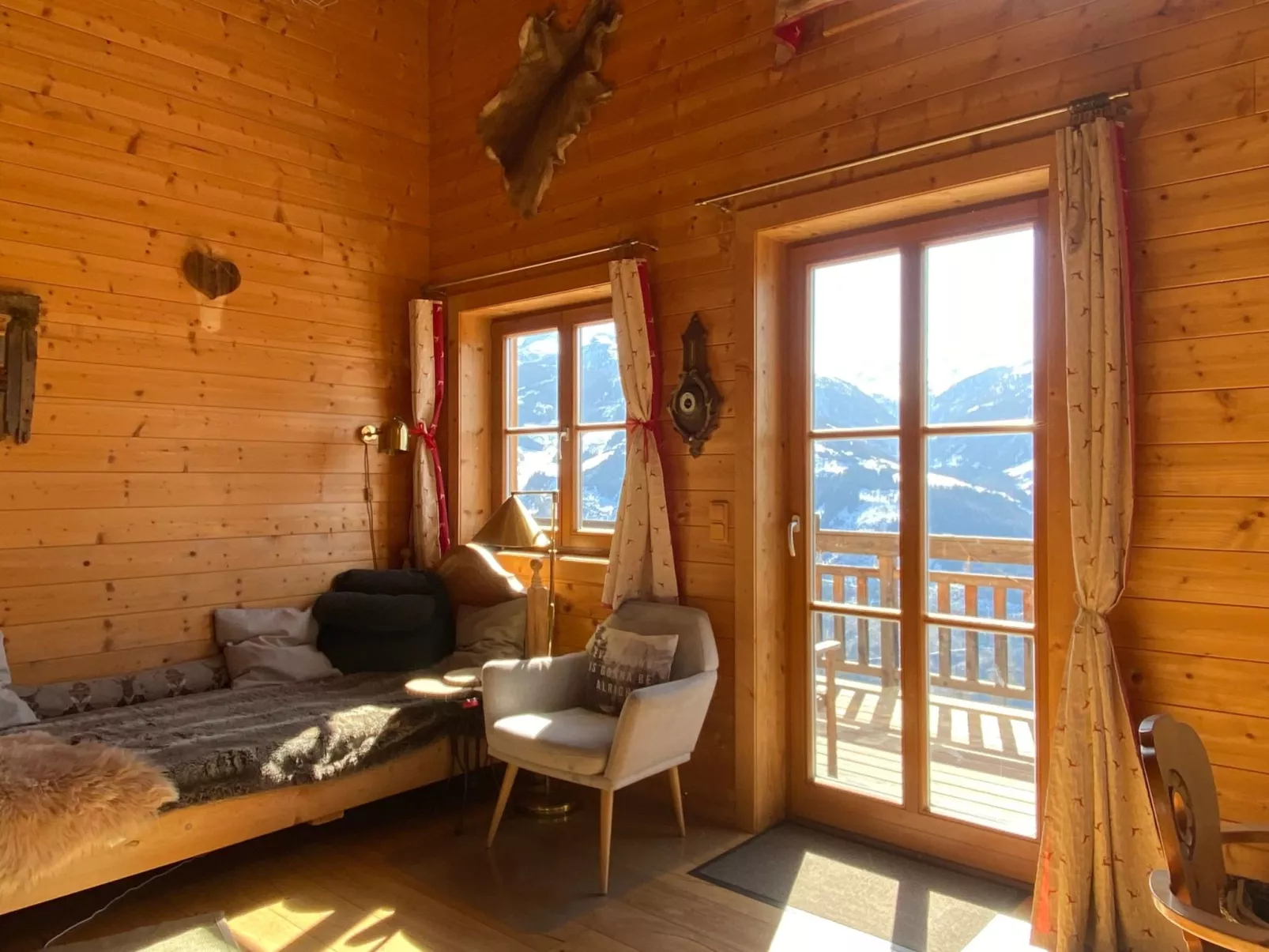 Berghütte mit Blick auf die Berge-Image-tags.info