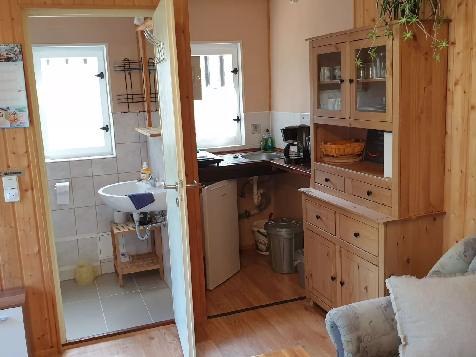Holz-Bungalow mit Terrasse - Binnen