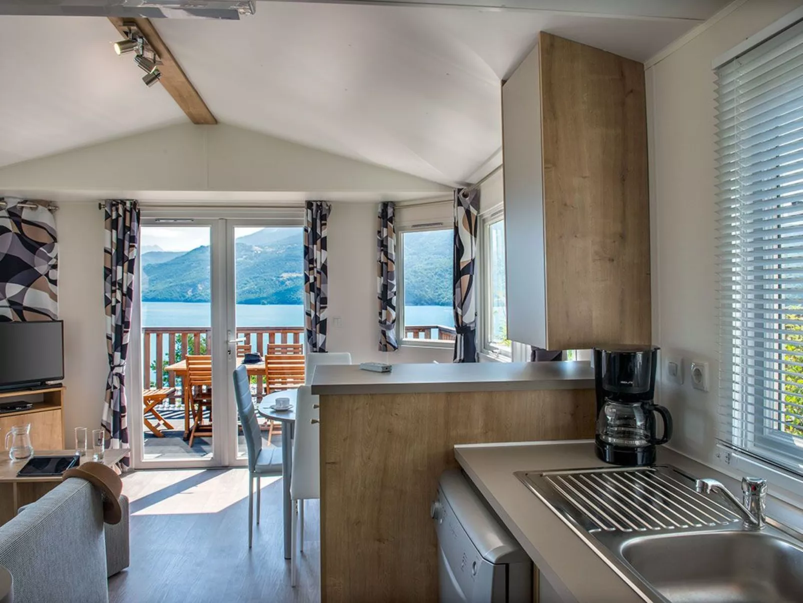 Gemütliches Chalet am Ufer des Sees von Serre-Ponçon-Binnen