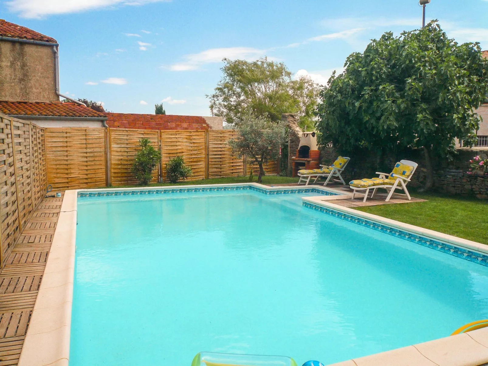 Schönes Ferienhaus mit Pool-Buiten