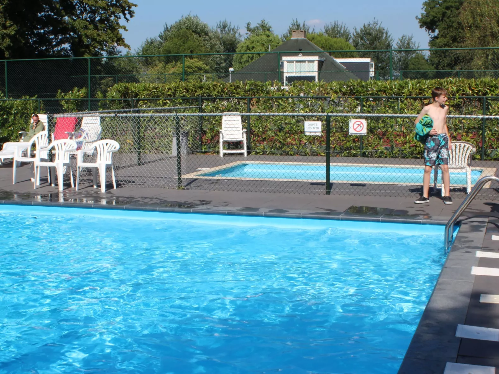 "Buurtweg221" mit Schwimmbad-Buiten