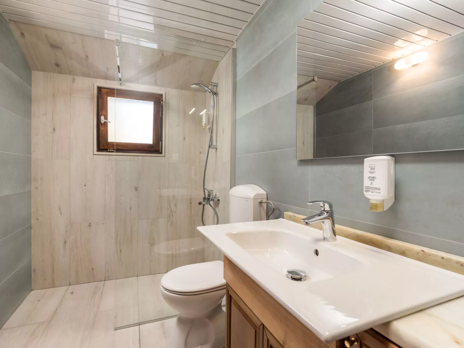 Mit großem Garten und Pool-Binnen