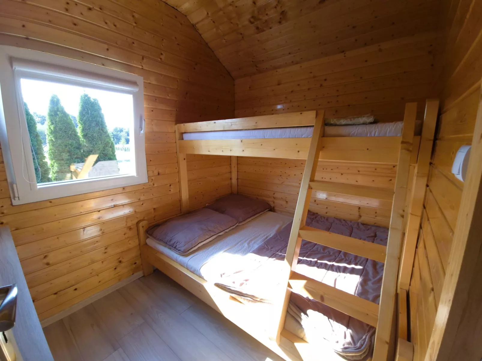 Mit Schwimmbad-Binnen