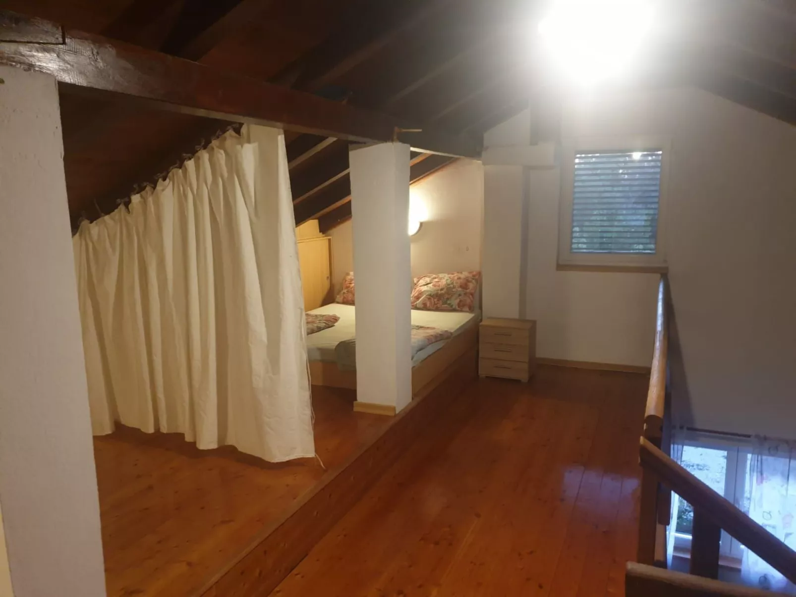 Am Fluss gelegenes Haus mit Galerieschlafplätzen-Binnen