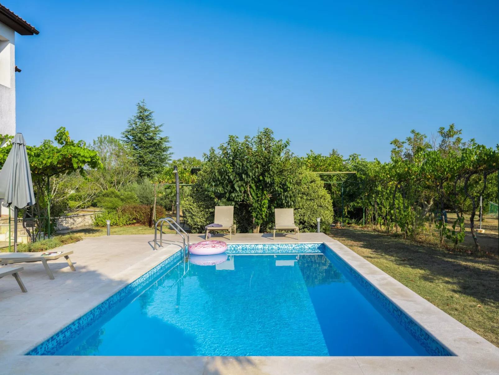 Attraktive Wohnung mit privatem Pool-Binnen