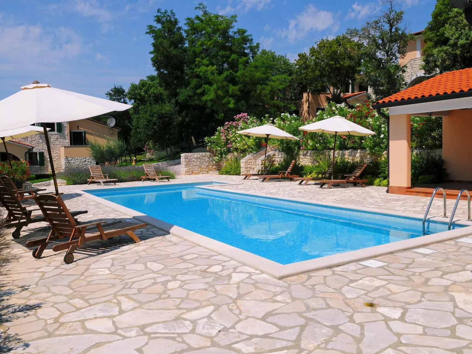 Familiäre 5-Schlafzimmer-Villa mit Gemeinschaftspools-Buiten