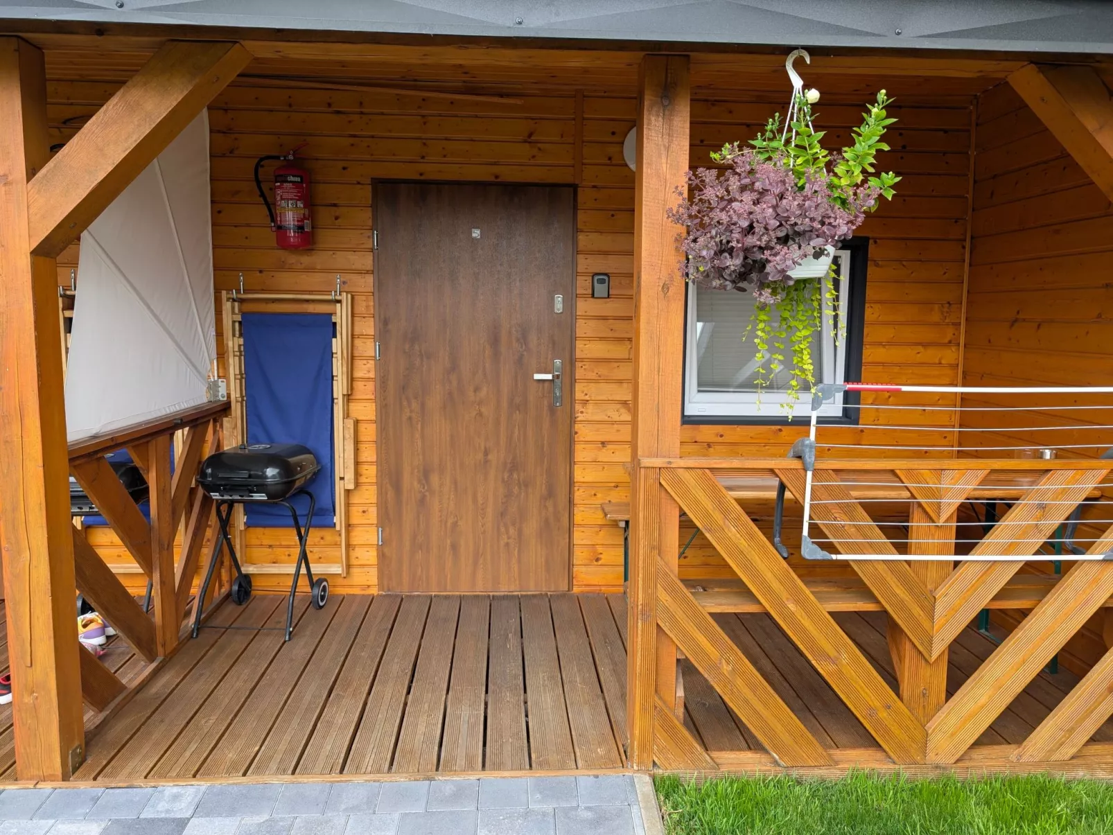 Trebor"-Häuser in einem eingezäunten Gebiet-Image-tags.info