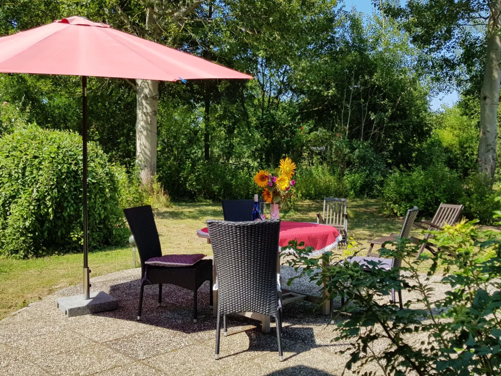 Idyllisches Reetdachhaus mit großem Garten-Binnen
