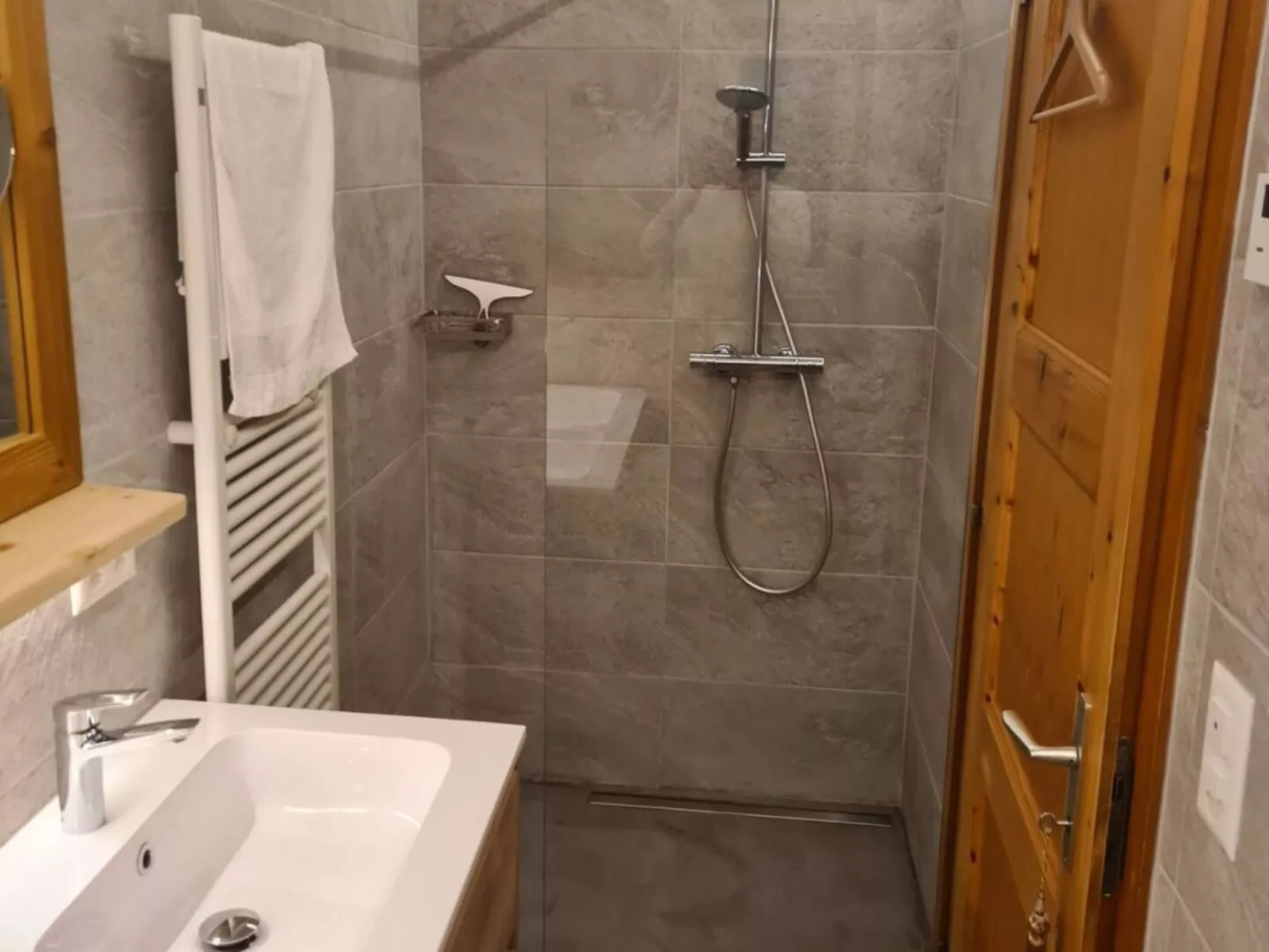 Chalet mit Seeblick, Jacuzzi, Sauna und Garten-Binnen