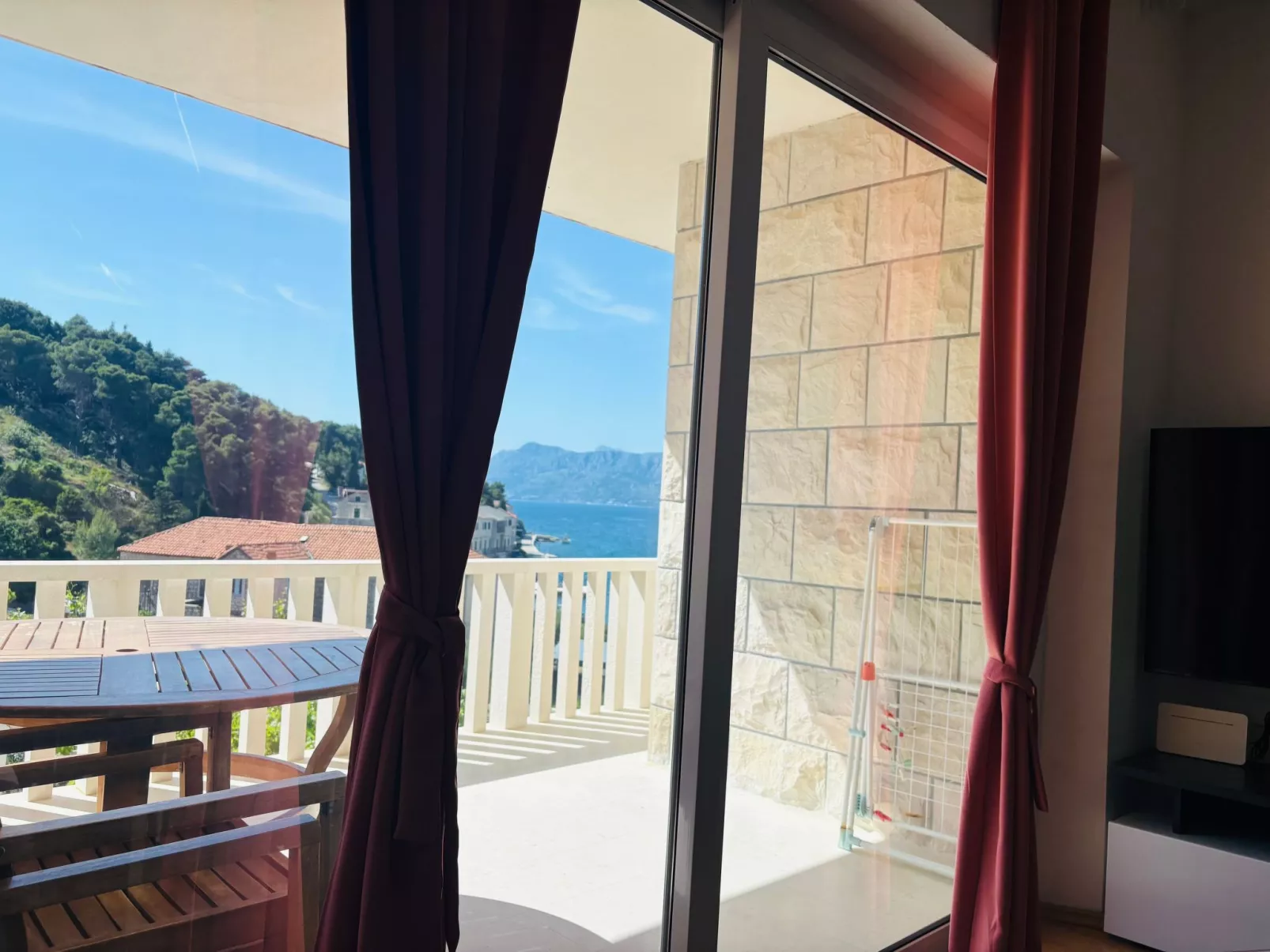 In Povlja mit gemeinschaftlichem Parkplatz-Buiten