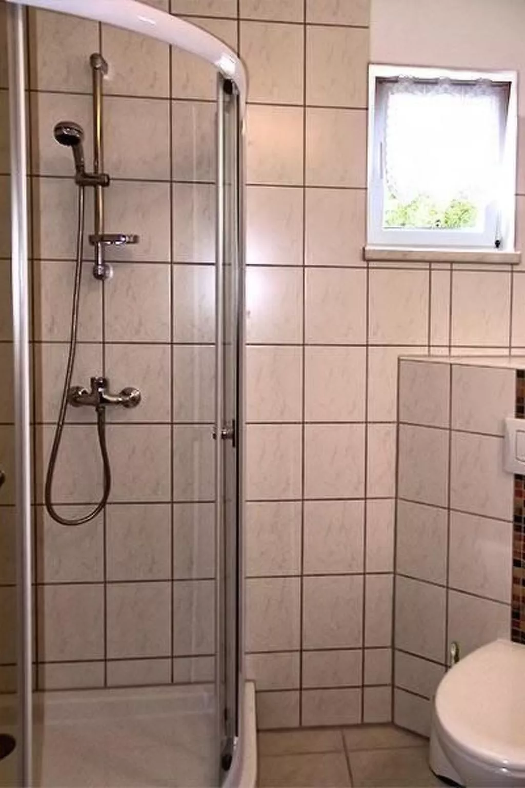 Schöne Ferienwohnung mit Garten und Grill-Binnen