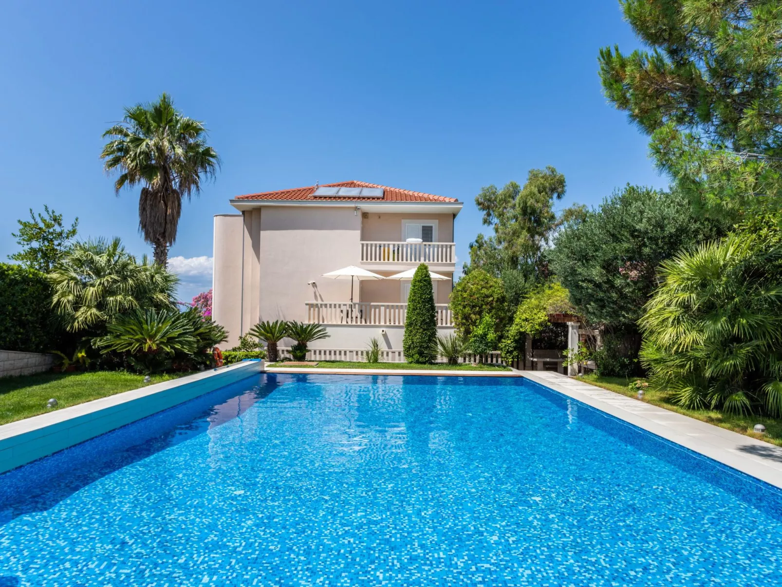 Große Ferienwohnung mit Pool, Garten und Terrasse-Buiten