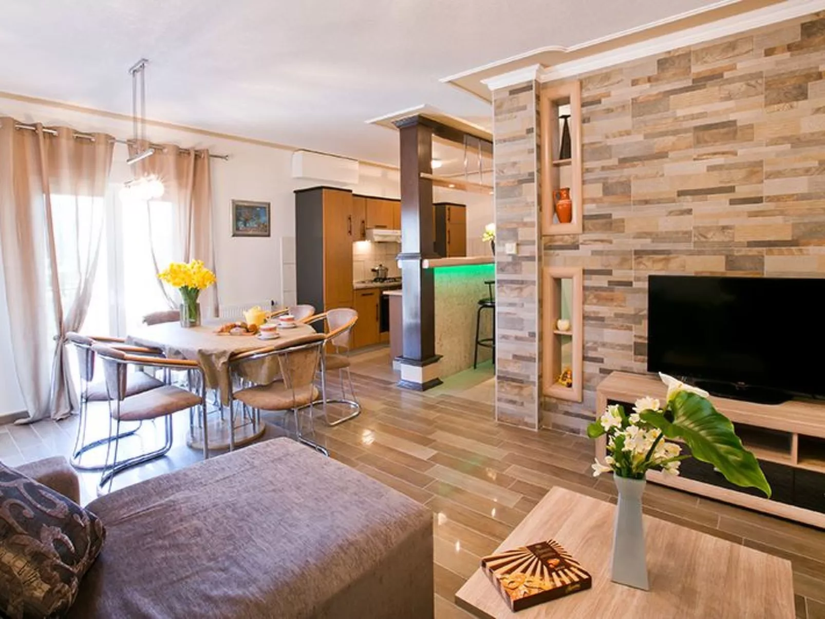 Mélanie im Erdgeschoss einer Villa in Strandnähe-Binnen