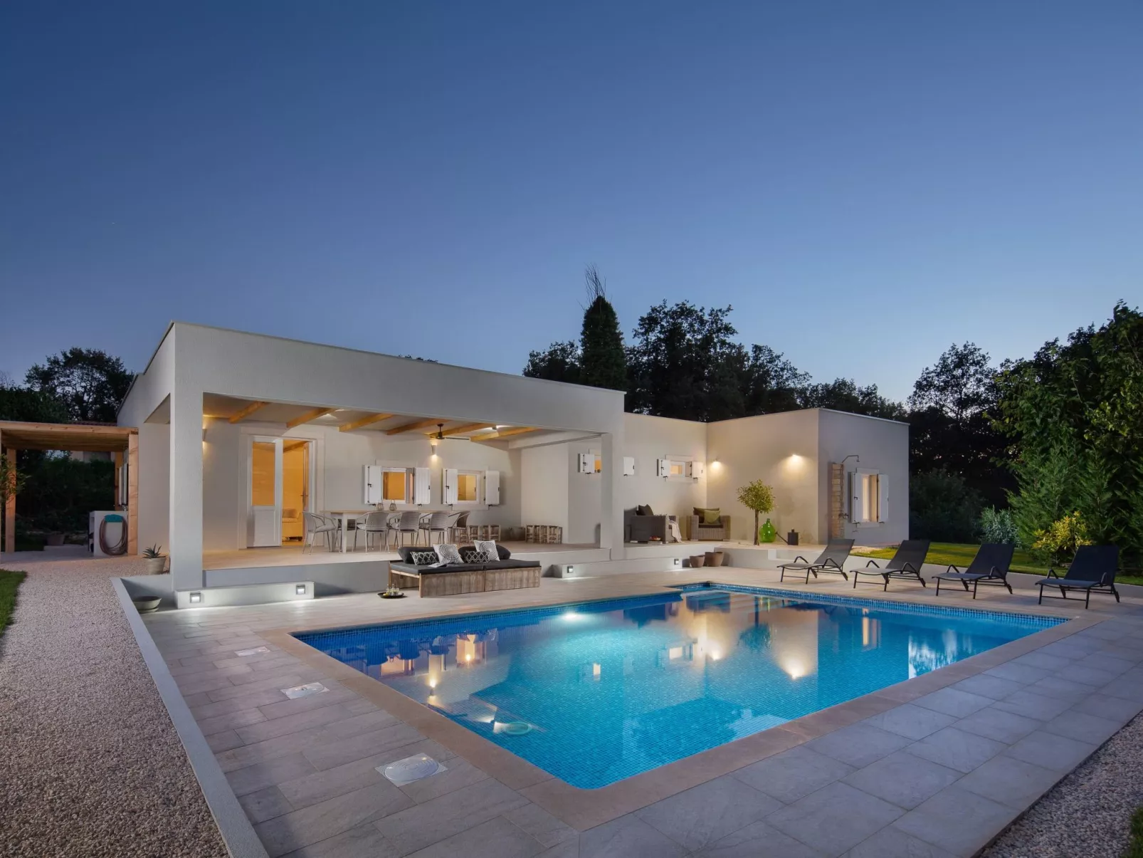 Mit eigenem Pool-Binnen