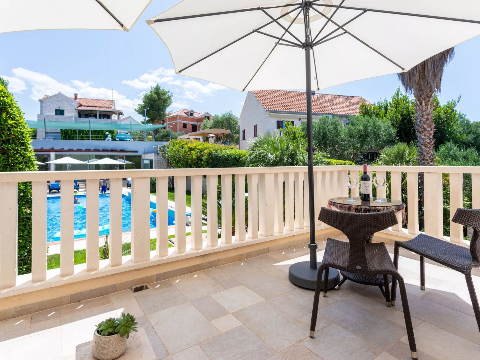 Helle Studio-Ferienwohnung mit Sonnenbalkon-Buiten