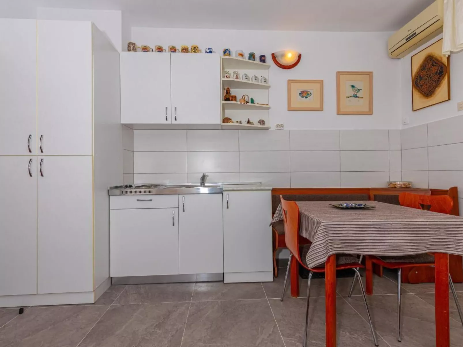 In Novi Vinodolski mit Terrasse und Meerblick-Binnen