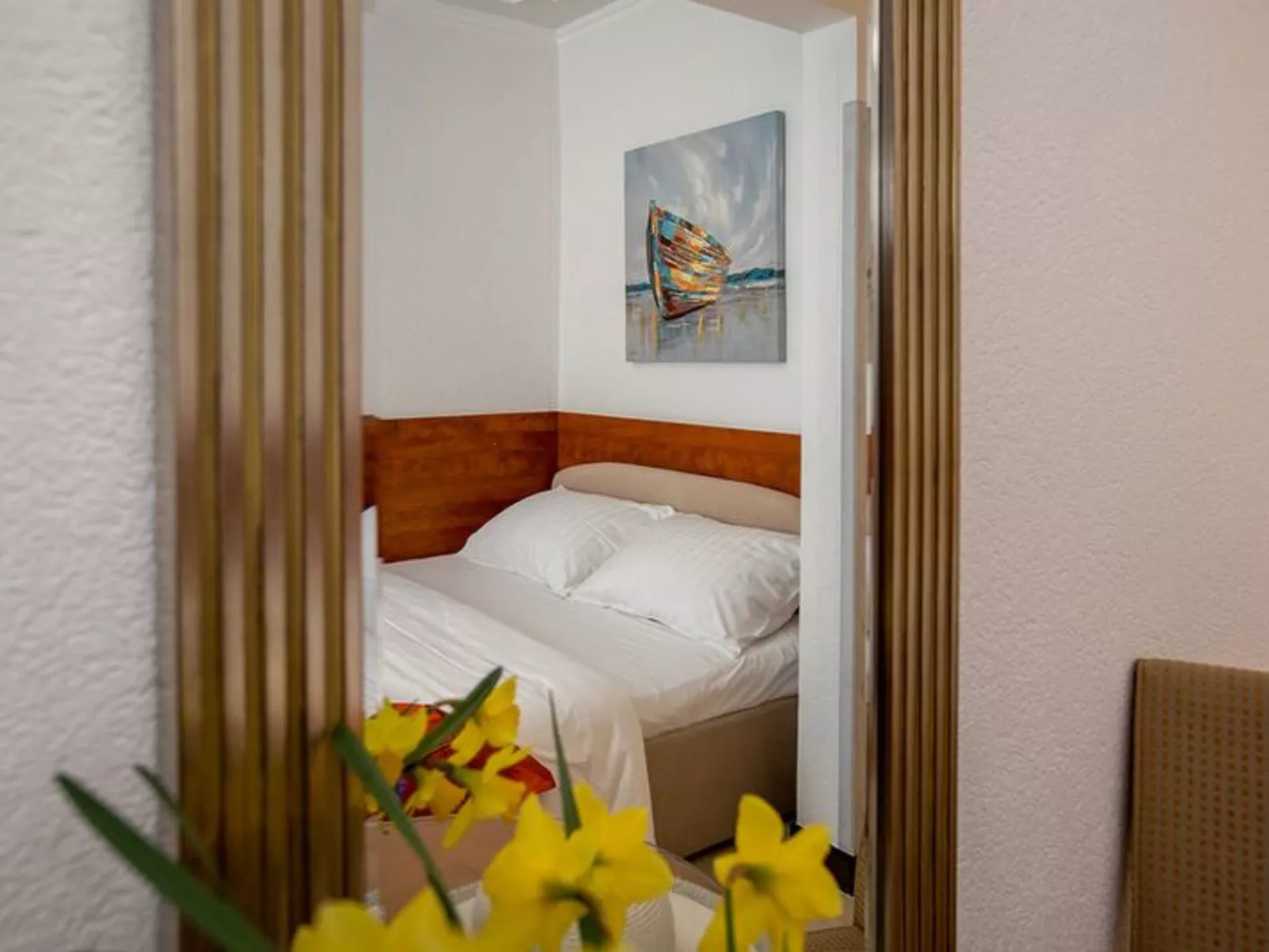 Mélanie B im ersten Stock einer Villa am Strand - Binnen