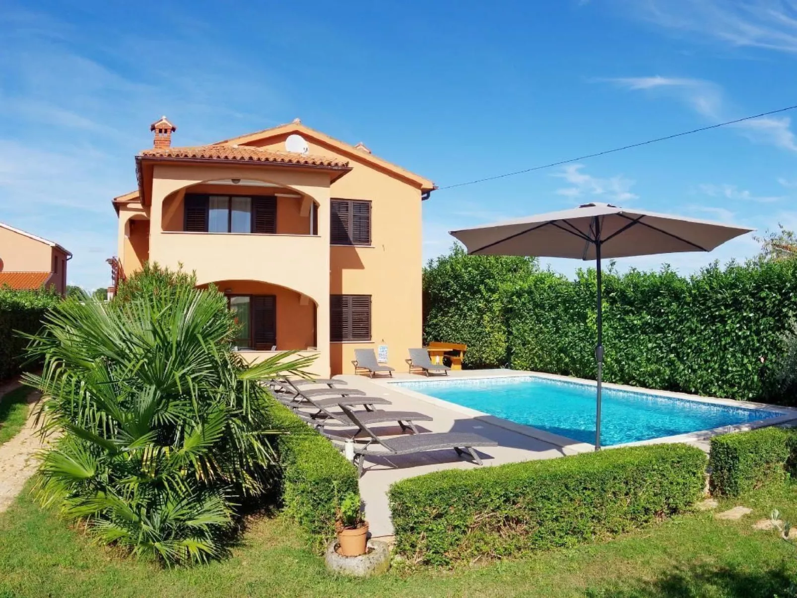 Mit privatem Pool und Garten-Buiten