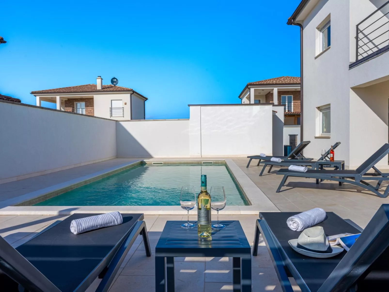 4 Schlafzimmer, 3 Badezimmer, Küche, Wohnzimmer, privater Pool, Grill-Binnen