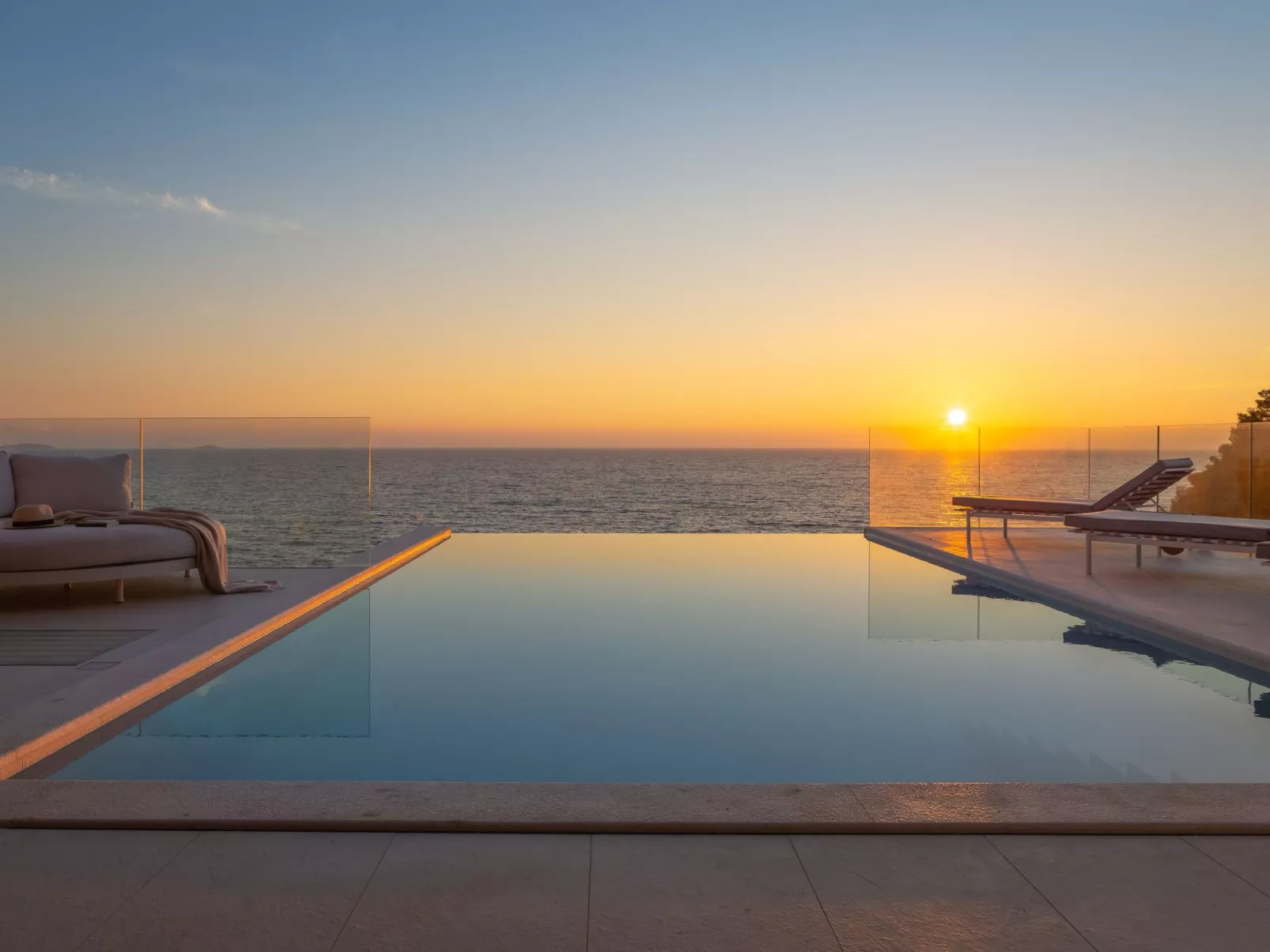 Villa mit Infinity-Pool-Binnen