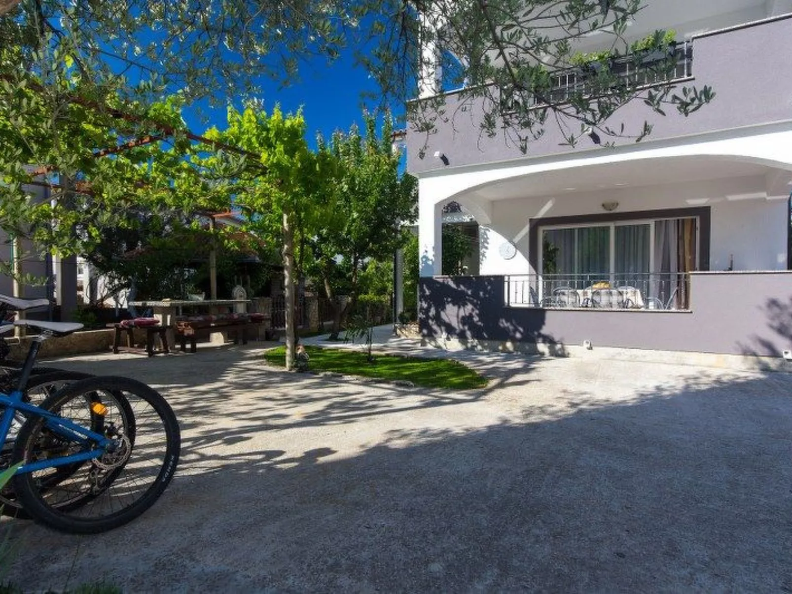 Apartment mit einem kleinen Wohn- und Essbereich und Schlafzimmer-Buiten