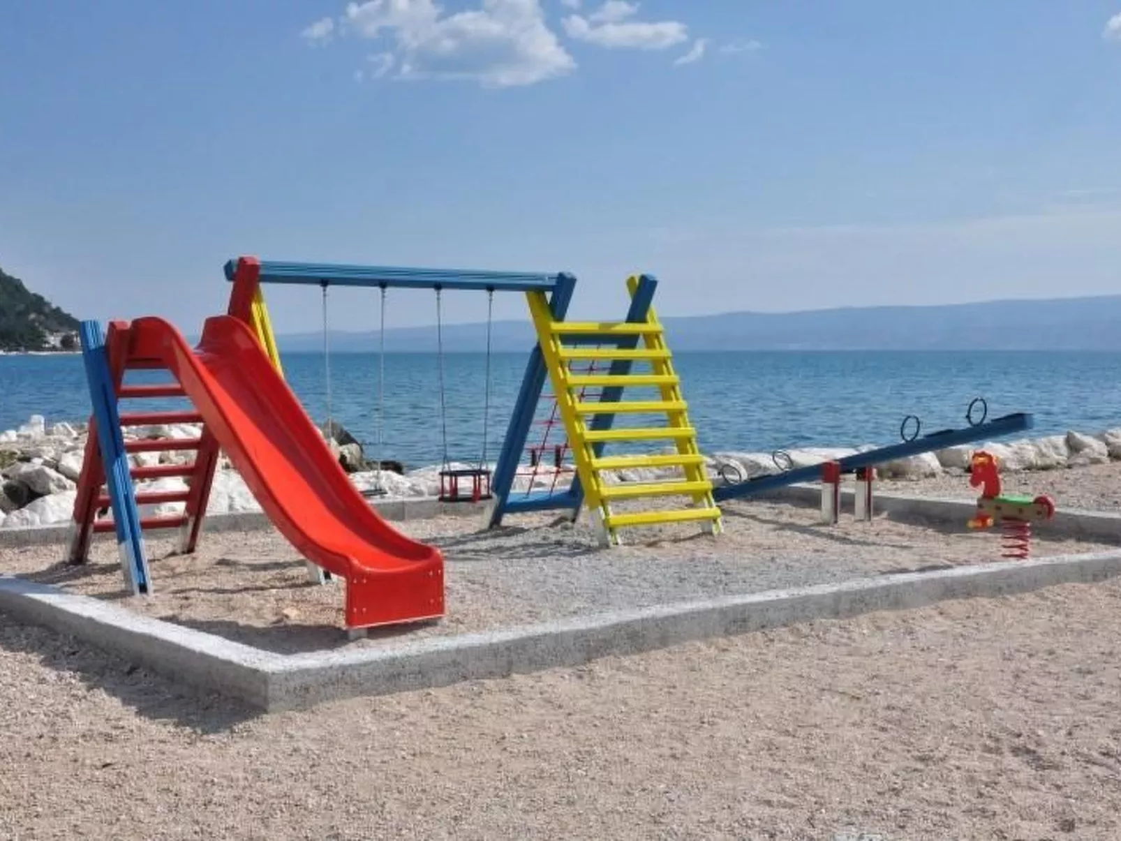 Maric mit Terrasse und Balkon-Buiten