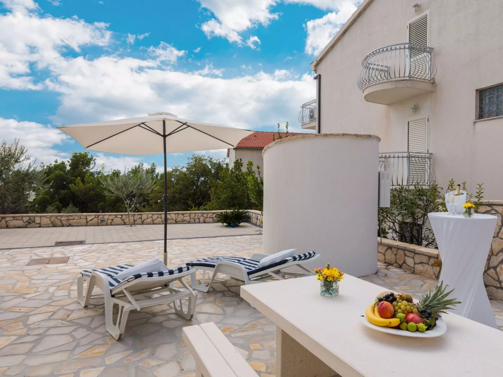 Moderne, helle Ferienwohnung mit Meerblick-Buiten