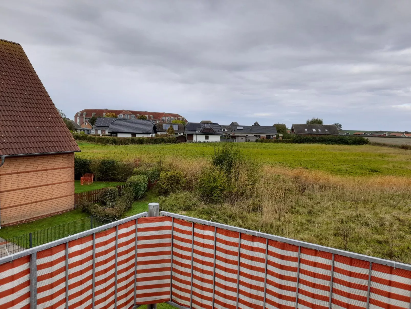 Moderne Ferienwohnung mit Balkon in Strandnähe-Buiten
