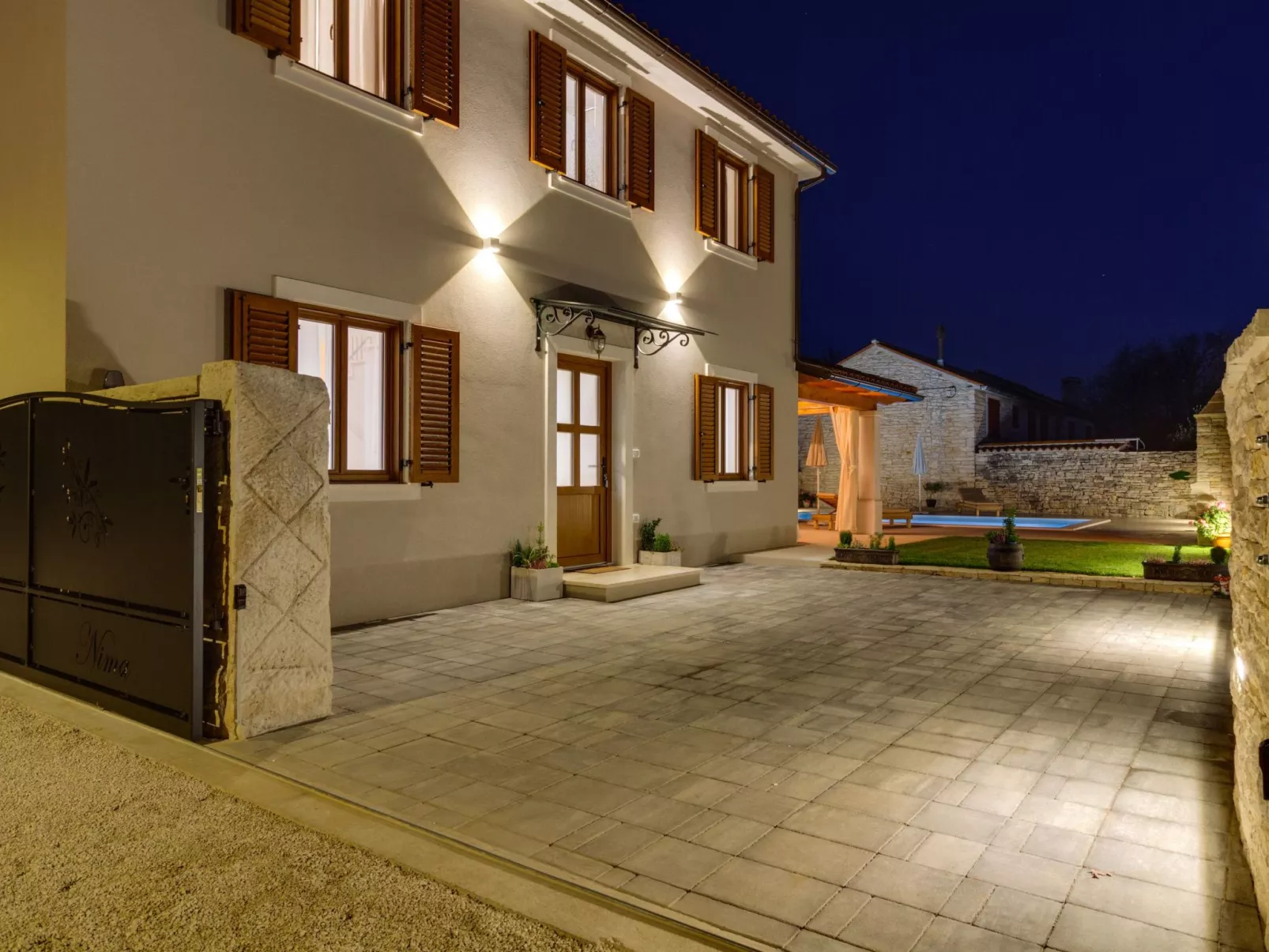 "Villa Nima" mit privatem Pool-Buiten