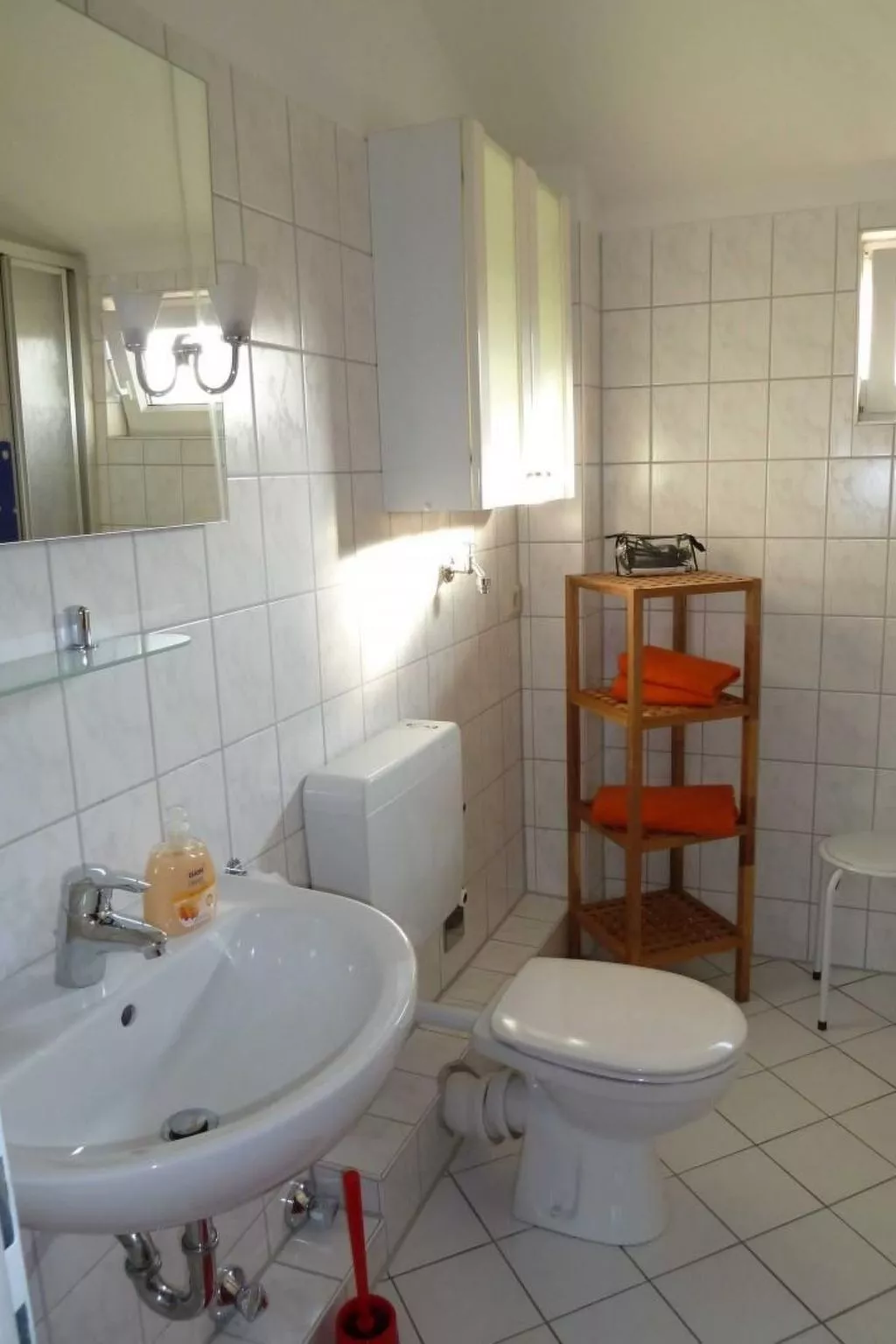 Ruhige Ferienwohnung mit Balkon und Parkplatz-Binnen