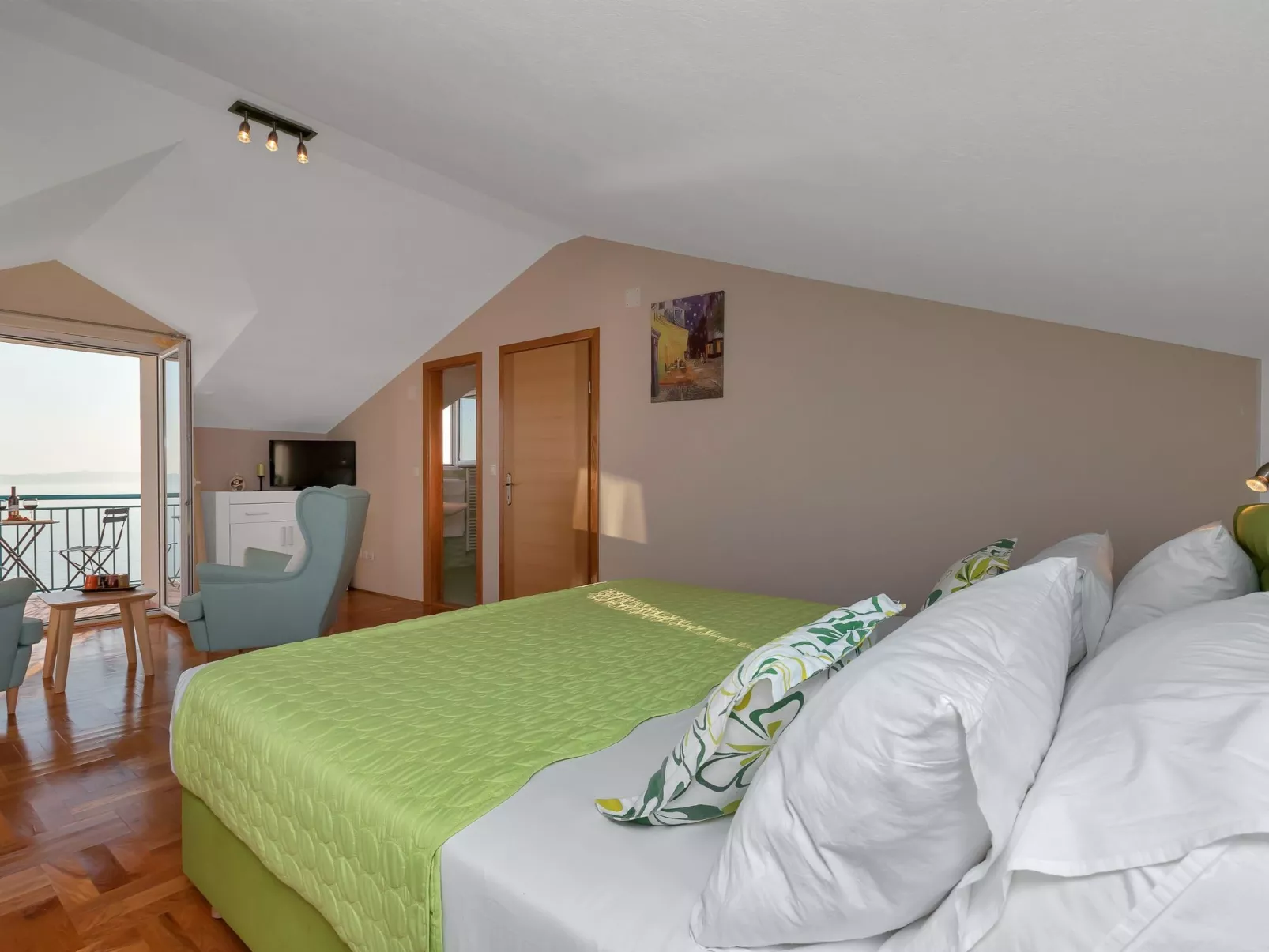 "Podgora" mit Blick auf das Wasser-Binnen