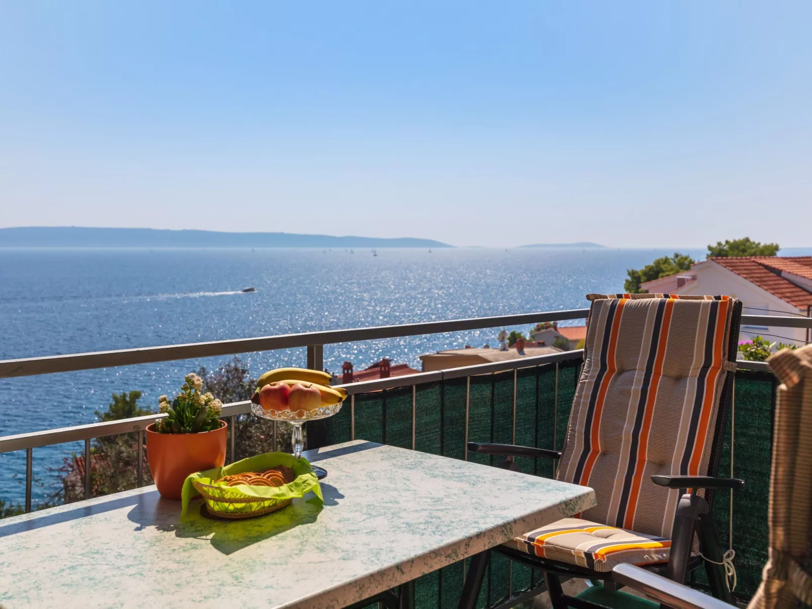 "Barbara" mit Blick auf das Wasser - Buiten