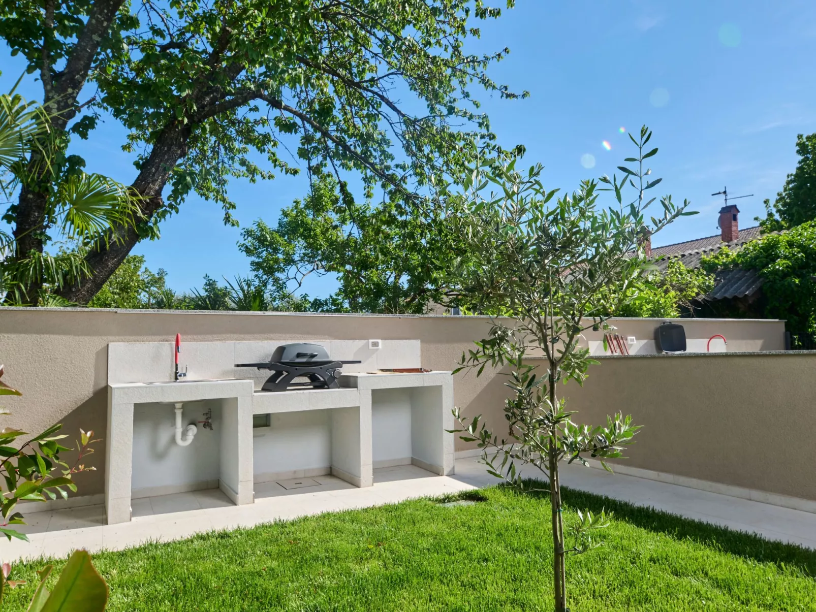 In Zambratija mit eigenem Parkplatz-Binnen