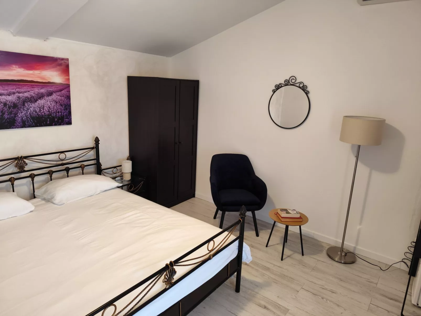 "Valentino" mit Blick auf das Wasser-Binnen